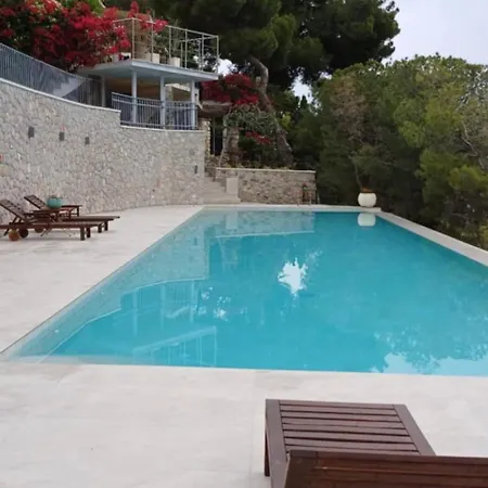 Vasiliki's Front And Pool ポルト・ヘリ