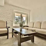 Vasiliki's Front And Pool بورتو خيلي