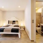 Vasiliki's Front And Pool فيلة *