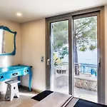 Vasiliki's Front And Pool فيلة
