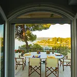 فيلة Vasiliki's Front And Pool