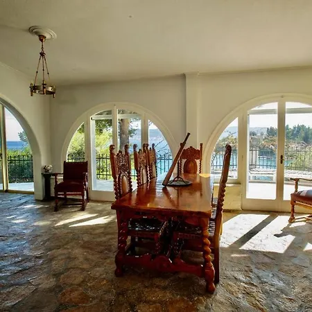 Vasiliki's Front And Pool * Πόρτο Χέλι