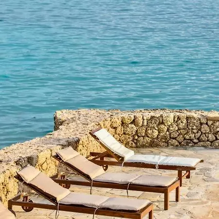 Vasiliki's Front And Pool 포르토헬리