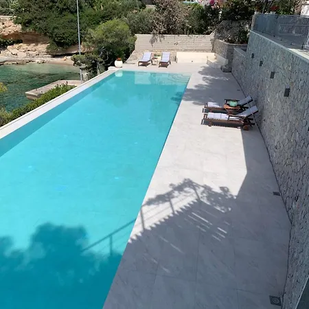 فيلة Vasiliki's Front And Pool