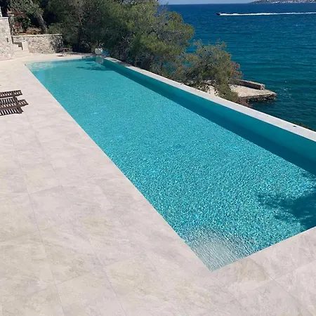 Vasiliki's Front And Pool فيلة