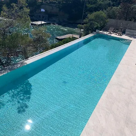 Vasiliki's Front And Pool * 포르토헬리