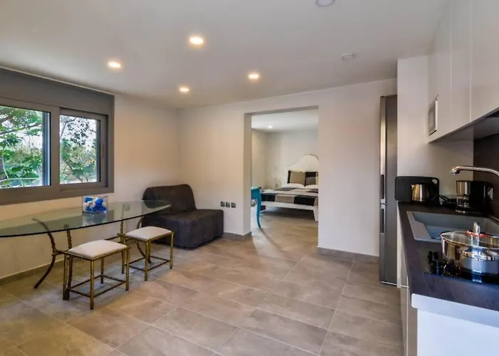 Vasiliki's Front And Pool * Πόρτο Χέλι