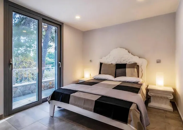 Vasiliki's Front And Pool Πόρτο Χέλι