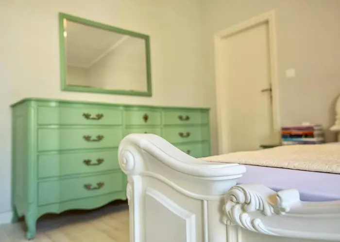 Vasiliki's Front And Pool * Πόρτο Χέλι