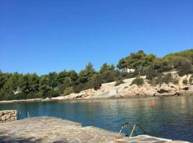 Vasiliki's Front And Pool * Πόρτο Χέλι