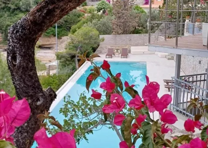 Vasiliki's Front And Pool Vila Porto Cheli