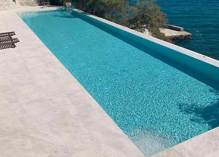 Vasiliki's Front And Pool 빌라