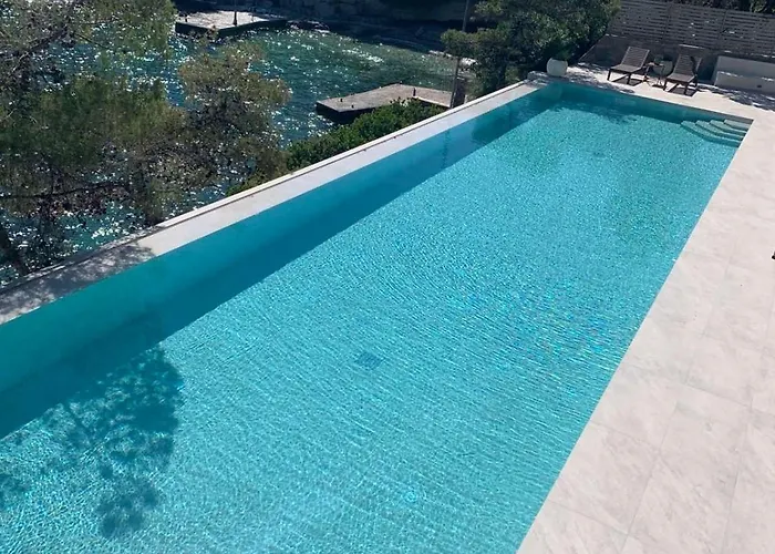 Vasiliki's Front And Pool * 포르토헬리